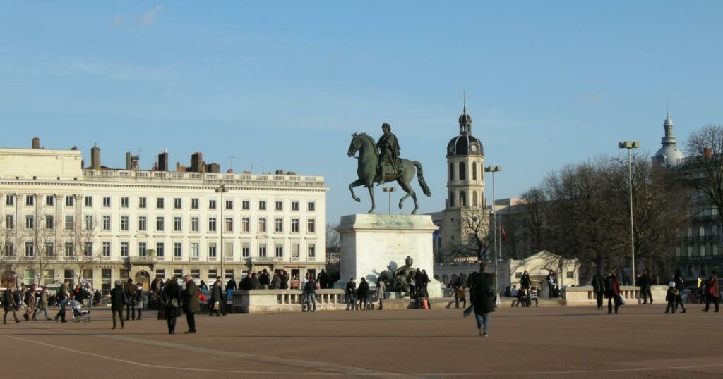 «Les bacs à fleurs de Collomb en plus cher» : à Lyon, le projet de végétalisation de Bellecour pas encore dévoilé mais déjà décrié