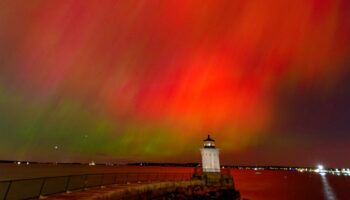 Les impressionnantes images d’aurores boréales, visibles en France et dans l’hémisphère Nord