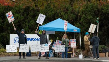 Les salariés de Boeing rejettent l’accord social, la grève se poursuit