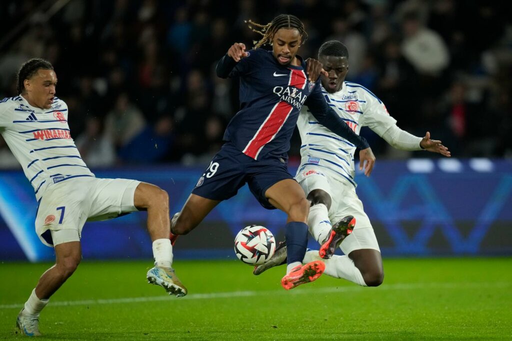 Ligue 1 : le PSG maîtrise Strasbourg et reprend la tête du classement