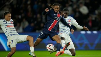 Ligue 1 : le PSG maîtrise Strasbourg et reprend la tête du classement