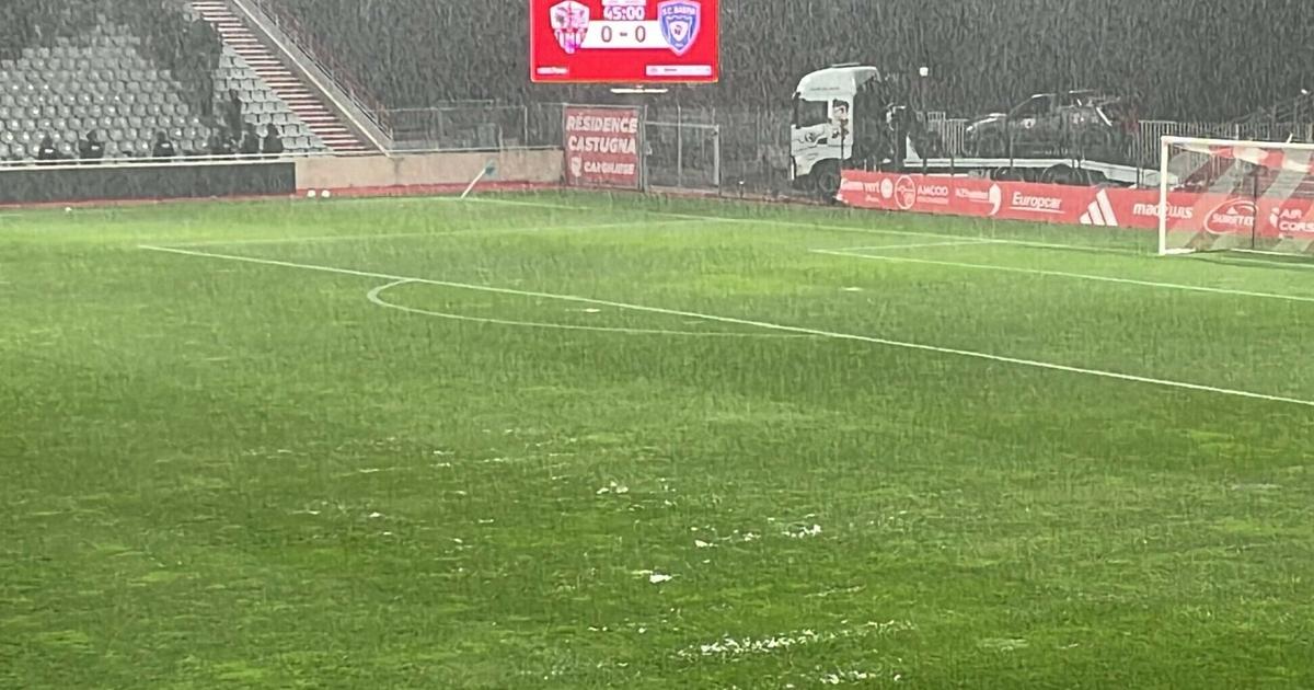 Ligue 2 : tempête, bagarres en tribunes, pelouse inondée... Le derby corse Ajaccio-Bastia interrompu