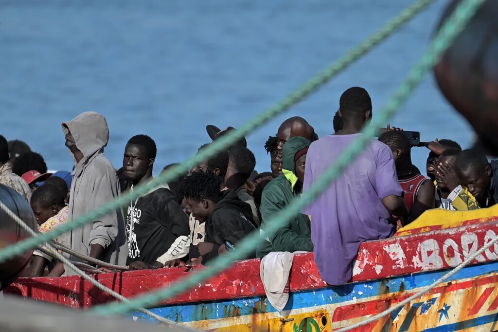 Llegan dos cayucos con casi 300 personas a la isla de El Hierro