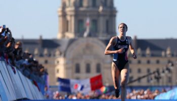 Malgré une frayeur à la nage et un titre retardé, Cassandre Beaugrand sacrée championne du monde de triathlon, après son triomphe lors des JO de Paris 2024