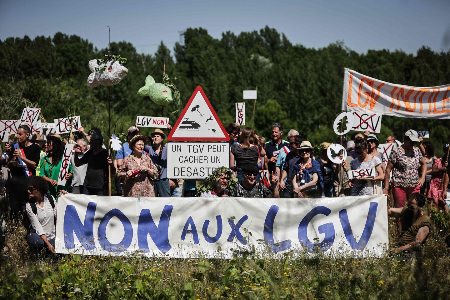 Manifestation contre la LGV du Sud-Ouest : la préfecture dénonce des « tirs en direction de l’hélicoptère de la gendarmerie » pendant la nuit