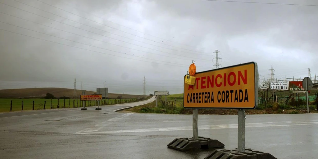 Más de diez carreteras cortadas en Málaga, Granada y Almería por las fuertes lluvias