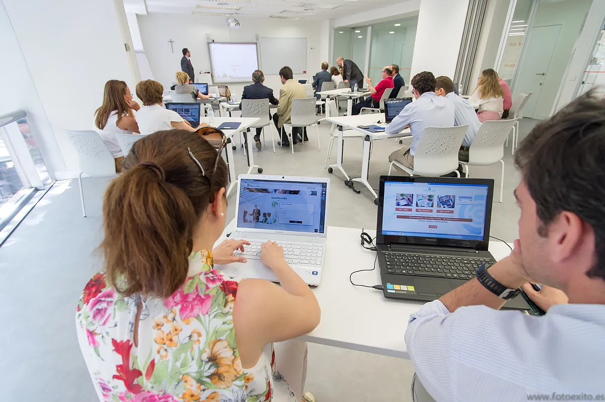 Más del 80% de las universidades españolas está a favor del modelo dual con trabajo remunerado mientras se estudia