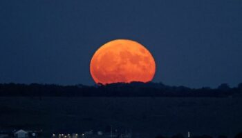 Met Office issues huge Comet A3 alert for TONIGHT - and there's a major Supermoon bonus