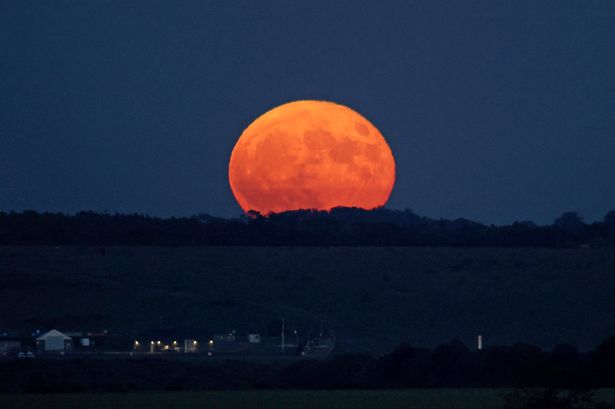 Met Office issues huge Comet A3 alert for TONIGHT - and there's a major Supermoon bonus