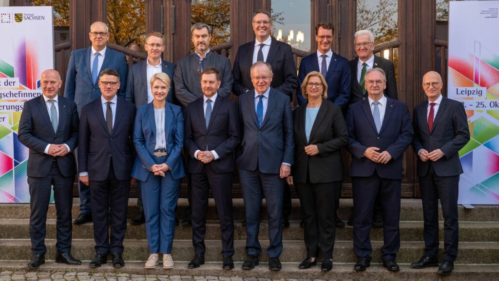 Gruppenbild mit Damen: Auf der Ministerpräsidentenkonferenz waren mit Manuela Schwesig (SPD), Ministerpräsidentin von Mecklenburg-Vorpommern, und Anke Rehlinger (SPD), Ministerpräsidentin von Saarland, nur zwei Frauen dabei