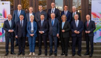 Gruppenbild mit Damen: Auf der Ministerpräsidentenkonferenz waren mit Manuela Schwesig (SPD), Ministerpräsidentin von Mecklenburg-Vorpommern, und Anke Rehlinger (SPD), Ministerpräsidentin von Saarland, nur zwei Frauen dabei