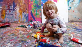 "Mini-Picasso": Laurent, seulement 3 ans et déjà peintre à succès sur la toile