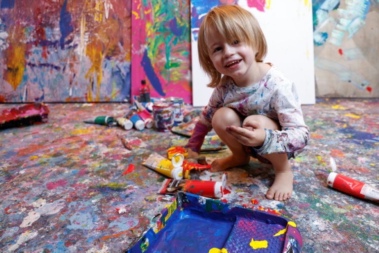 "Mini-Picasso": Laurent, seulement 3 ans et déjà peintre à succès sur la toile