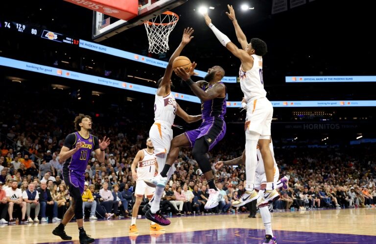 NBA: Les Spurs battus, les Suns dominent les Lakers