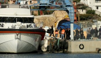 Migranten betreten Küstenwache-Schiff am Hafen von Shengjin