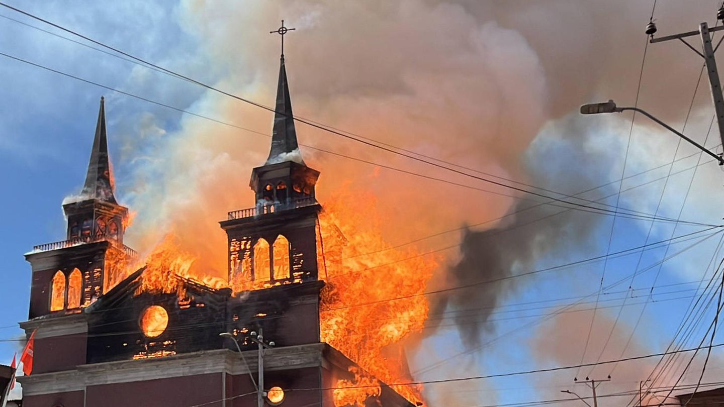 Nationales Denkmal: Augenzeuge filmt: Historische Kirche stürzt bei Großbrand ein