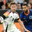 Deutschlands Joshua Kimmich (l.) und Cody Gakpo aus den Niederlanden kämpfen um den Ball