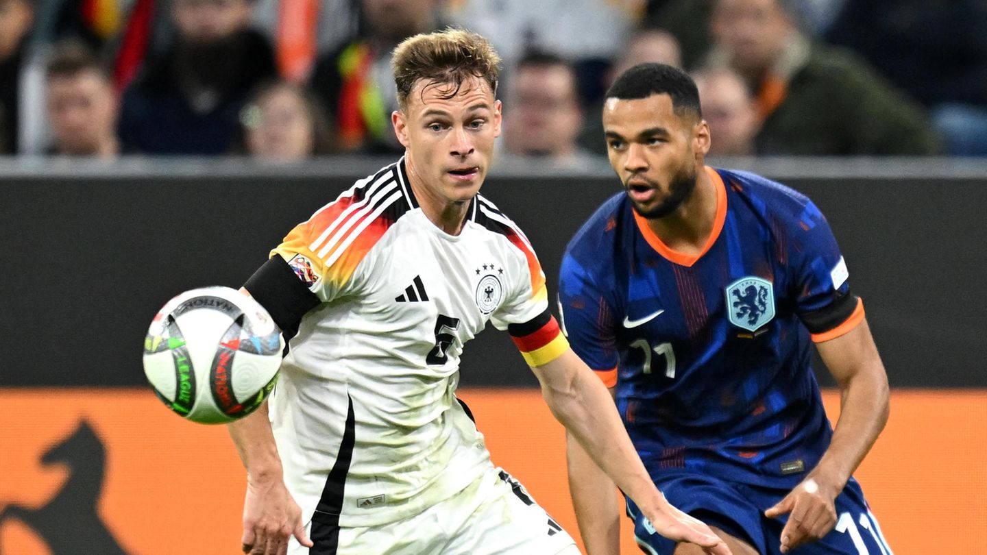 Deutschlands Joshua Kimmich (l.) und Cody Gakpo aus den Niederlanden kämpfen um den Ball