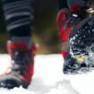 Barfuß im Winter: Rote Minimalschuhe im Schnee