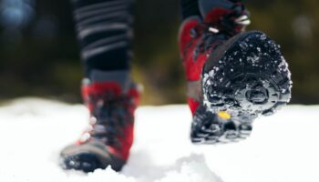 Barfuß im Winter: Rote Minimalschuhe im Schnee