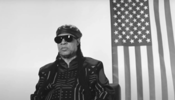 Neil Young et Stevie Wonder officialisent leur soutien à Kamala Harris