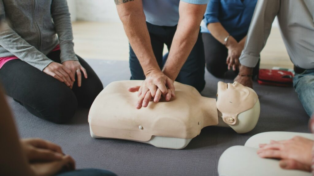 «Nerveux à l'idée de toucher les seins», un tiers des Britanniques ont peur de pratiquer la réanimation cardio-pulmonaire sur les femmes