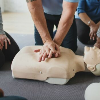 «Nerveux à l'idée de toucher les seins», un tiers des Britanniques ont peur de pratiquer la réanimation cardio-pulmonaire sur les femmes