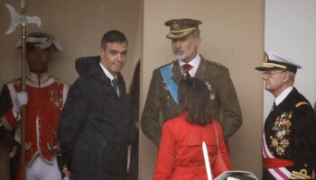 Ni la lluvia ni la lejanía del público evitan los abucheos a Sánchez en el desfile del 12 de octubre