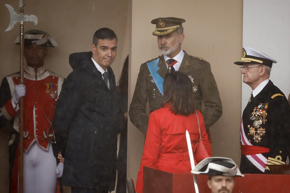 Ni la lluvia ni la lejanía del público evitan los abucheos a Sánchez en el desfile del 12 de octubre