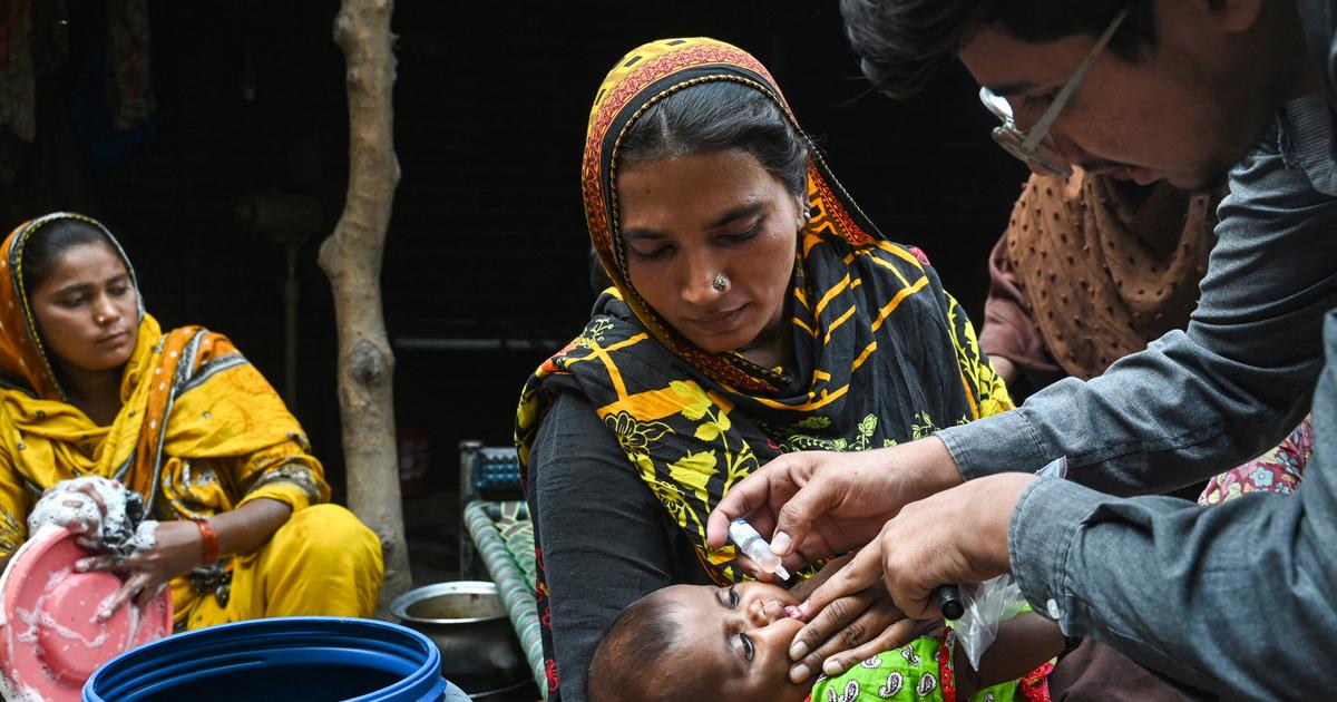 Pakistan: un policier tué alors qu’il protégeait la campagne de vaccination anti-polio