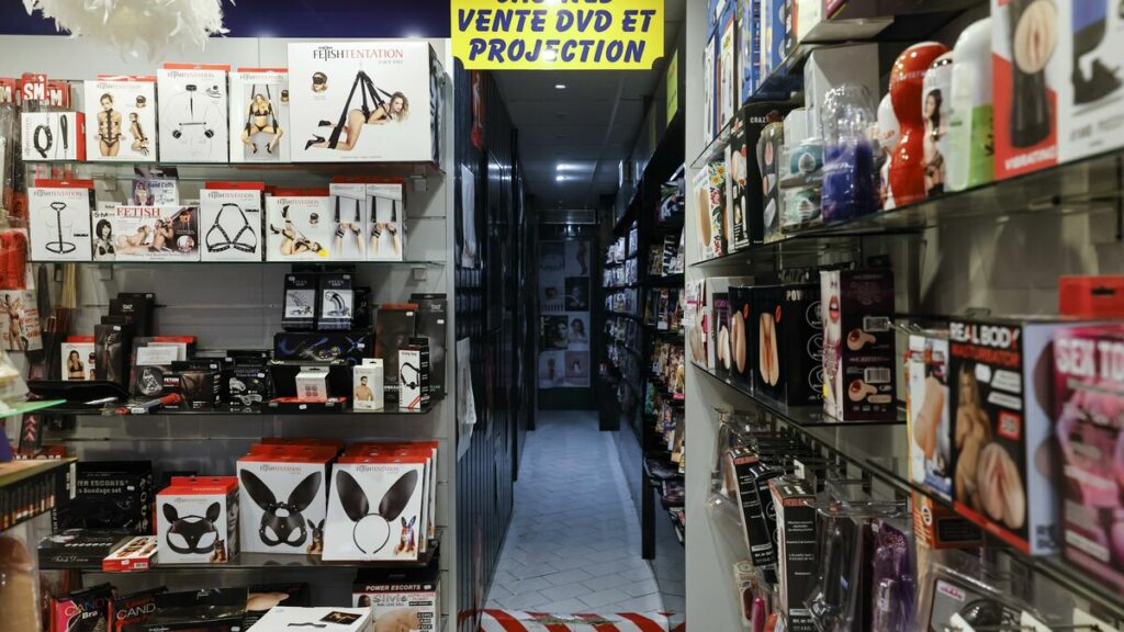 Paris : une jeune cliente d’un sex-shop de Pigalle victime d’un viol dans l’arrière-boutique