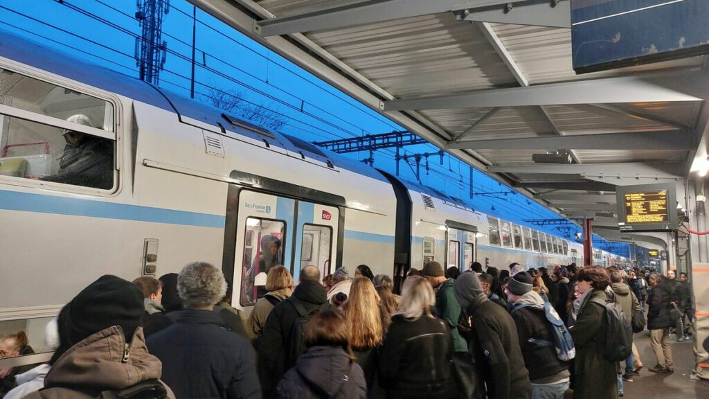 Paris : une personne heurtée par un train, le trafic partiellement interrompu sur le RER C