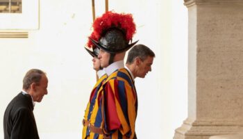 Pedro Sánchez llega al Vaticano para reunirse con el Papa Francisco