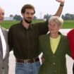 Wieder vereint: Marc Wallert (2.v.l.) stellt sich im September 2000 auf dem Flughafen von Hannover zusammen mit seinen Eltern Re