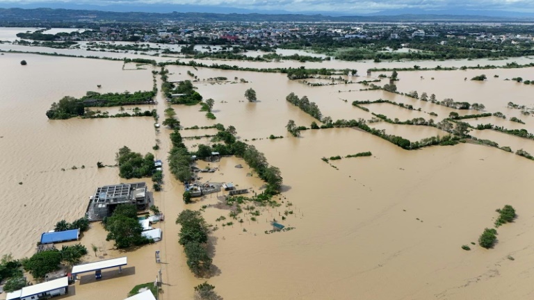 Philippines: Des villes submergées par la tempête Trami, le bilan porté à plus de 60 morts