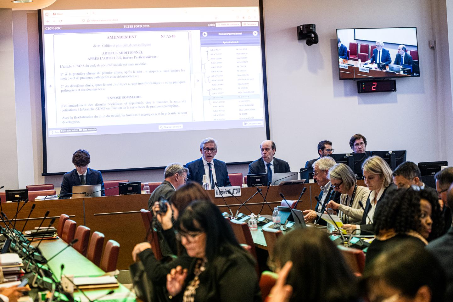 Pierre Cahuc et Stéphane Carcillo, économistes : « Le projet de limiter le bénéfice des exonérations aux emplois rémunérés en dessous de trois fois le smic n’est ni juste ni efficace »