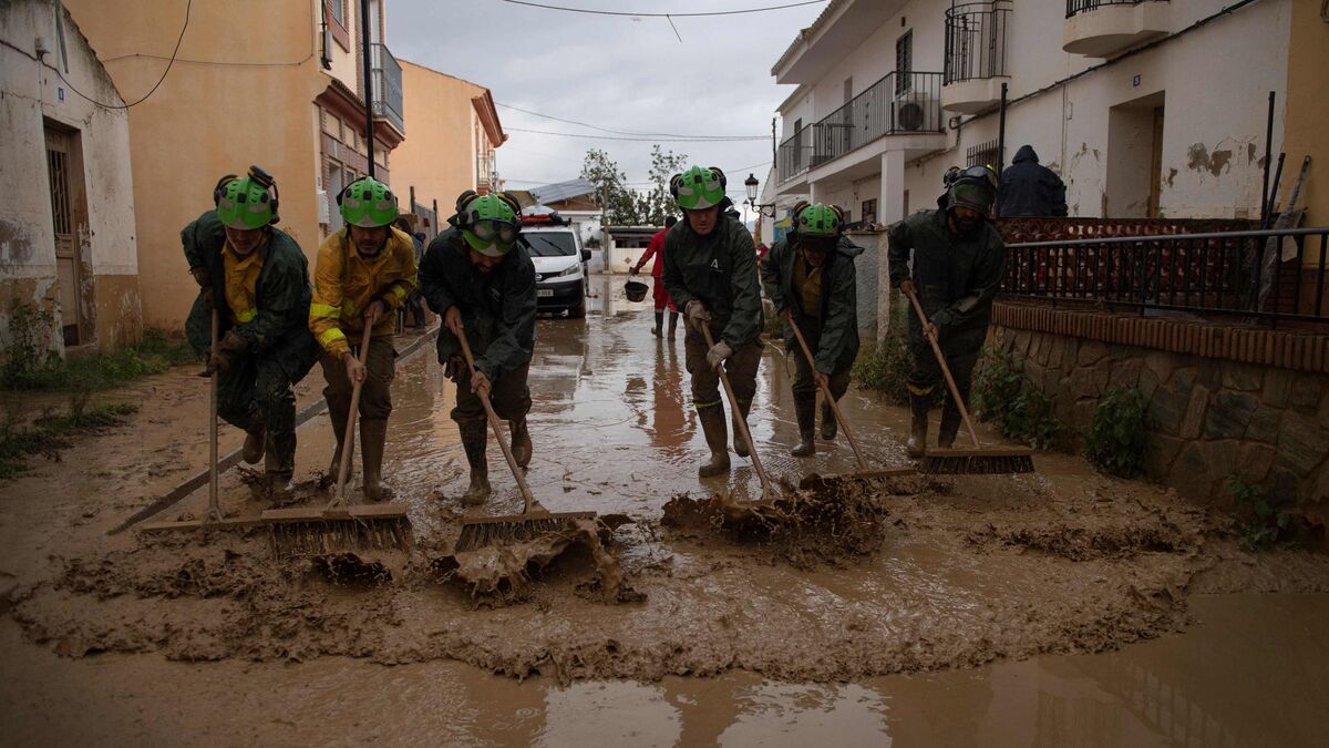 Piles de voitures, boue… les terribles images des effets des inondations en Espagne