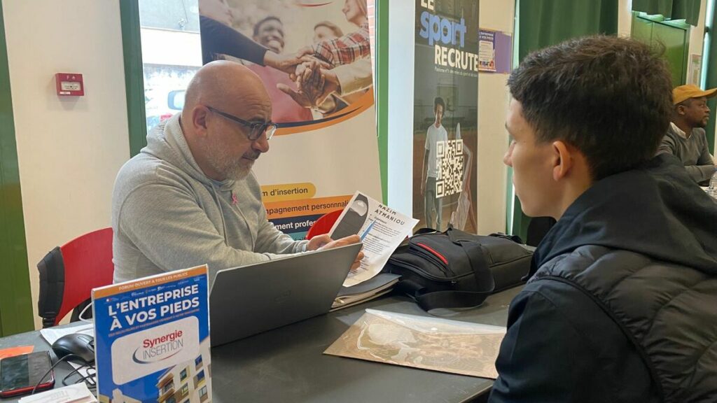 « Pour les jeunes, chercher un emploi est une guerre » : en Seine-Saint-Denis, des recruteurs au pied des tours