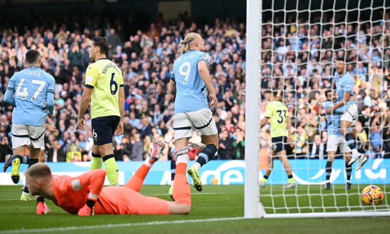 Premier League: Manchester City prend la tête, sans éclat