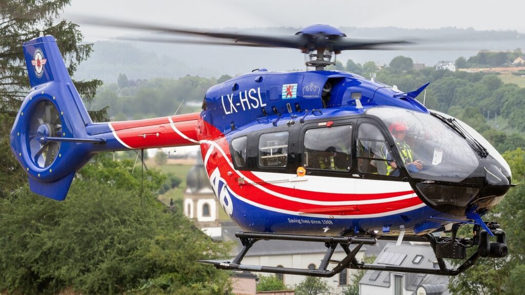 Près de Vianden: Une voiture finit dans le fossé, l'hélicoptère de secours mobilisé