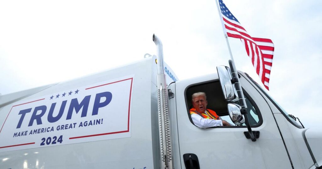 Présidentielle américaine : Donald Trump se met en scène à bord d'un camion poubelle