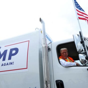 Présidentielle américaine : Donald Trump se met en scène à bord d'un camion poubelle