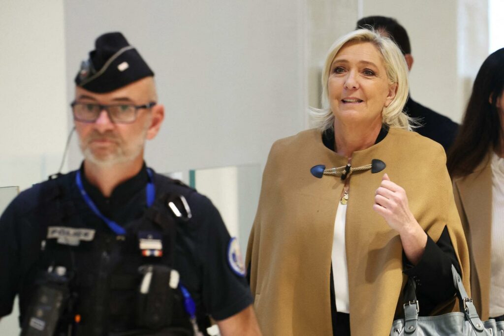 Procès des assistants parlementaires du FN : au premier jour de son interrogatoire, Marine Le Pen n’a pas eu le « sentiment d’avoir commis la moindre irrégularité »