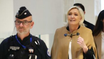 Procès des assistants parlementaires du FN : au premier jour de son interrogatoire, Marine Le Pen n’a pas eu le « sentiment d’avoir commis la moindre irrégularité »