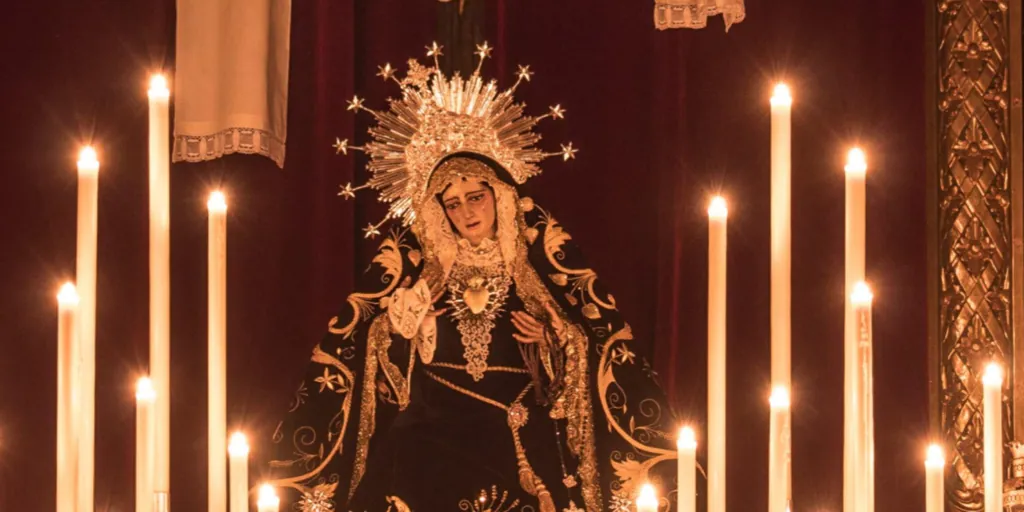 Procesión extraordinaria de la Virgen de los Dolores para conmemorar el 250 aniversario servita en Alcalá de Guadaira