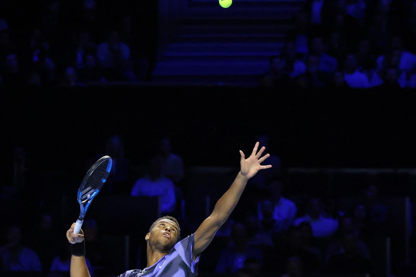 « Quand j’ai la balle, je veux faire mal » : Giovanni Mpetshi Perricard, le jeune Français du tennis qui monte et dont le service dévale