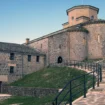 Queman la puerta del santuario de San Miguel de Aralar en Navarra y pintan una estrella de David