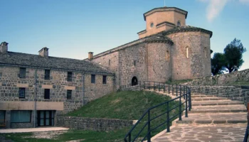 Queman la puerta del santuario de San Miguel de Aralar en Navarra y pintan una estrella de David