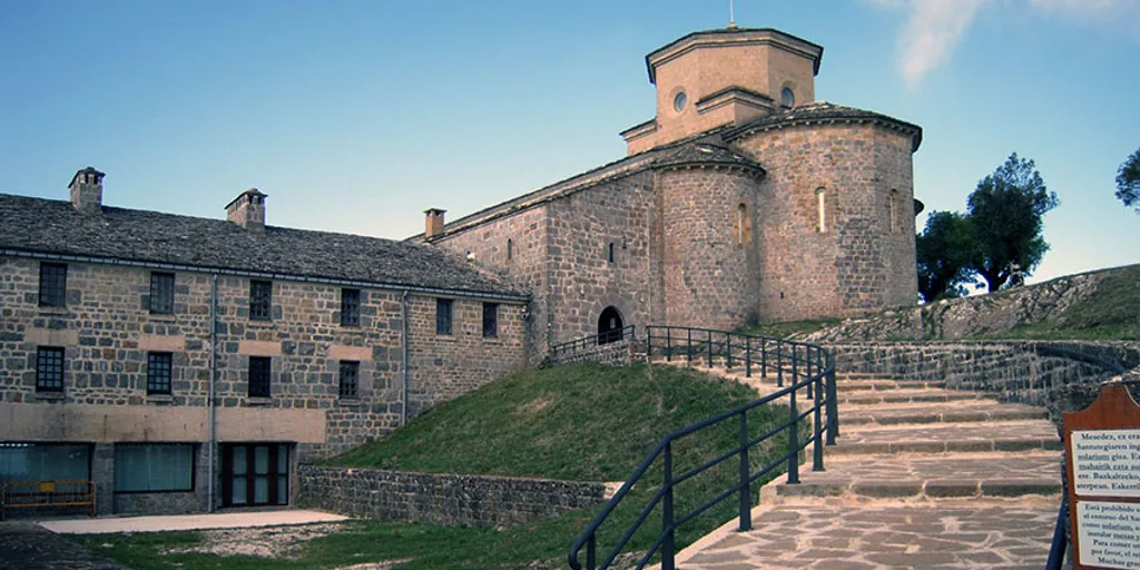 Queman la puerta del santuario de San Miguel de Aralar en Navarra y pintan una estrella de David