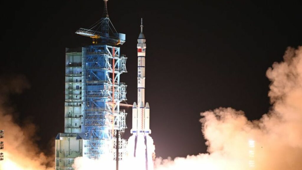 Eine Rakete vom Typ "Langer Marsch 2F" brachte das dreiköpfige Team ins All. Foto: Wang Jiangbo/XinHua/dpa